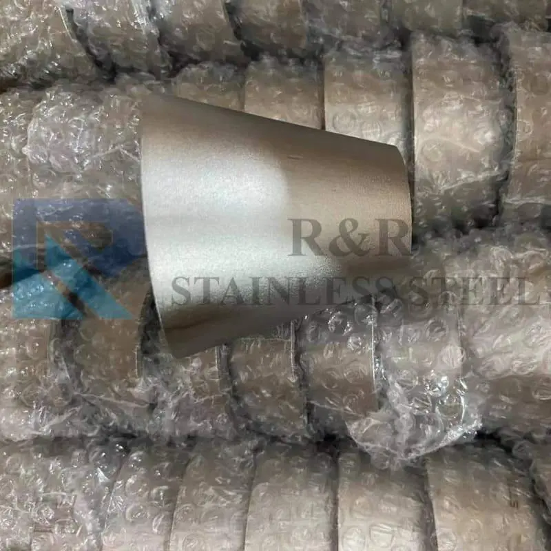 Sand-blasted welded tees with different diameters