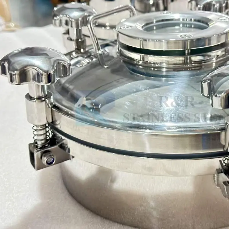 Pressure manhole with visual mirror