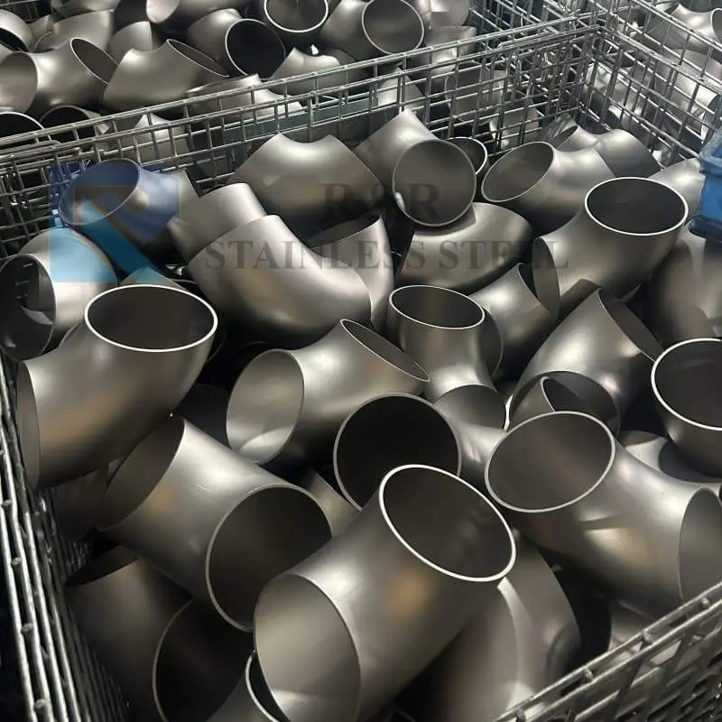 Sand-blasted 90&deg; welded elbow